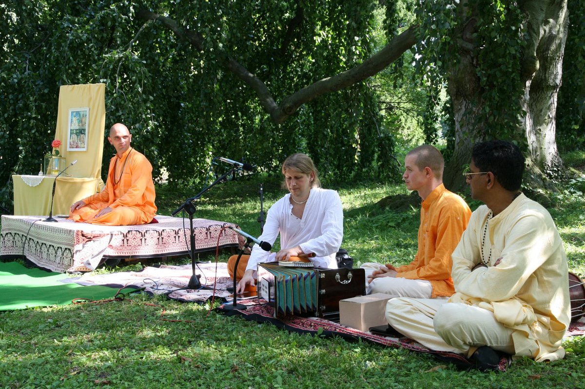 Fabrice de Graef avec un maître spirituel et des musiciens — République Tchèque